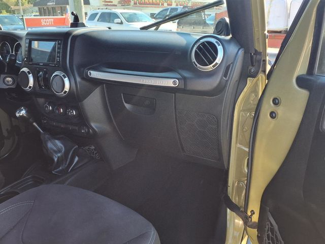 2013 Jeep Wrangler Unlimited 4WD 4dr Sahara - 23078278 - 17
