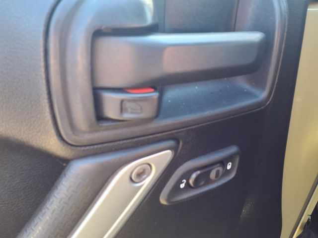 2013 Jeep Wrangler Unlimited 4WD 4dr Sahara - 23078278 - 5