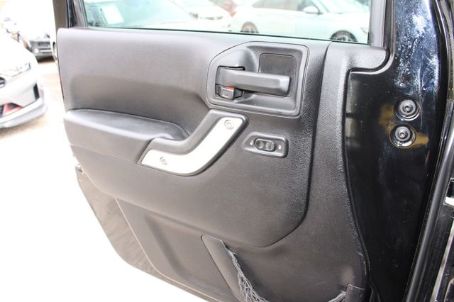 2013 Jeep Wrangler Unlimited 4WD 4dr Sahara - 22978320 - 16