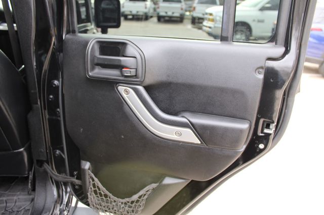 2013 Jeep Wrangler Unlimited 4WD 4dr Sahara - 22978320 - 19