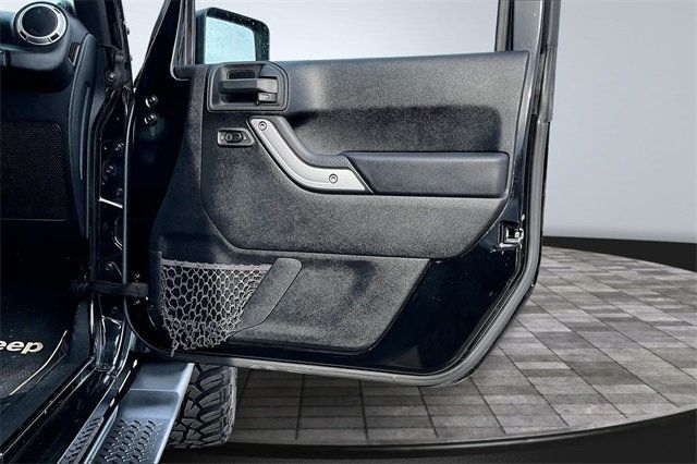 2013 Jeep Wrangler Unlimited 4WD 4dr Sahara - 22966979 - 16