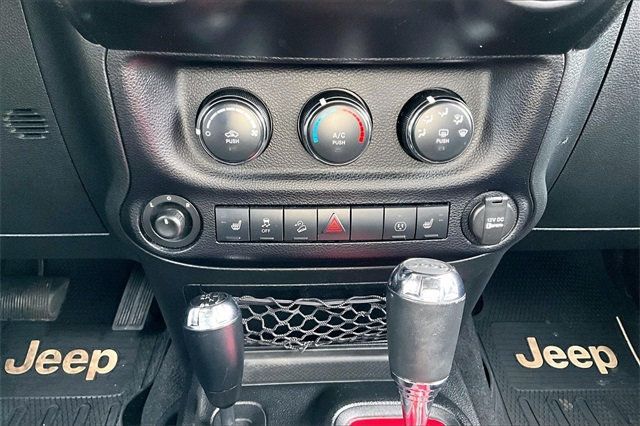 2013 Jeep Wrangler Unlimited 4WD 4dr Sahara - 22966979 - 25