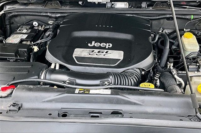 2013 Jeep Wrangler Unlimited 4WD 4dr Sahara - 22966979 - 34