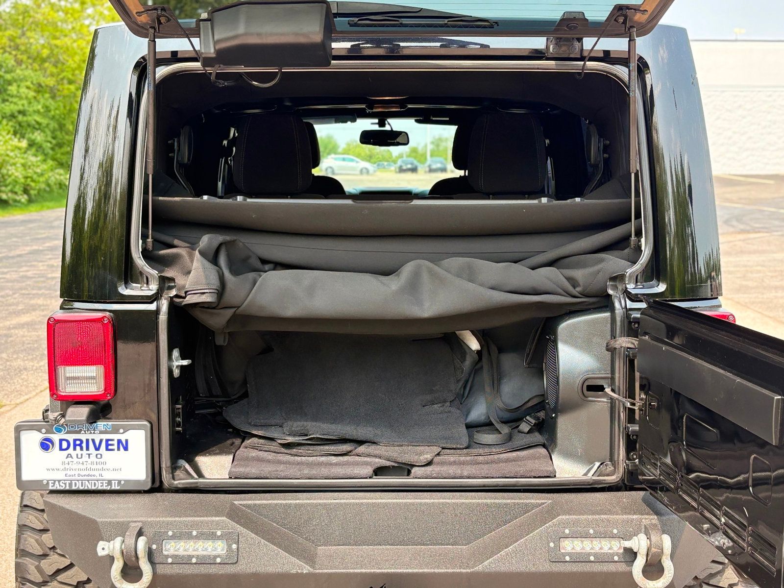 2013 Jeep Wrangler Unlimited Sahara photo 11