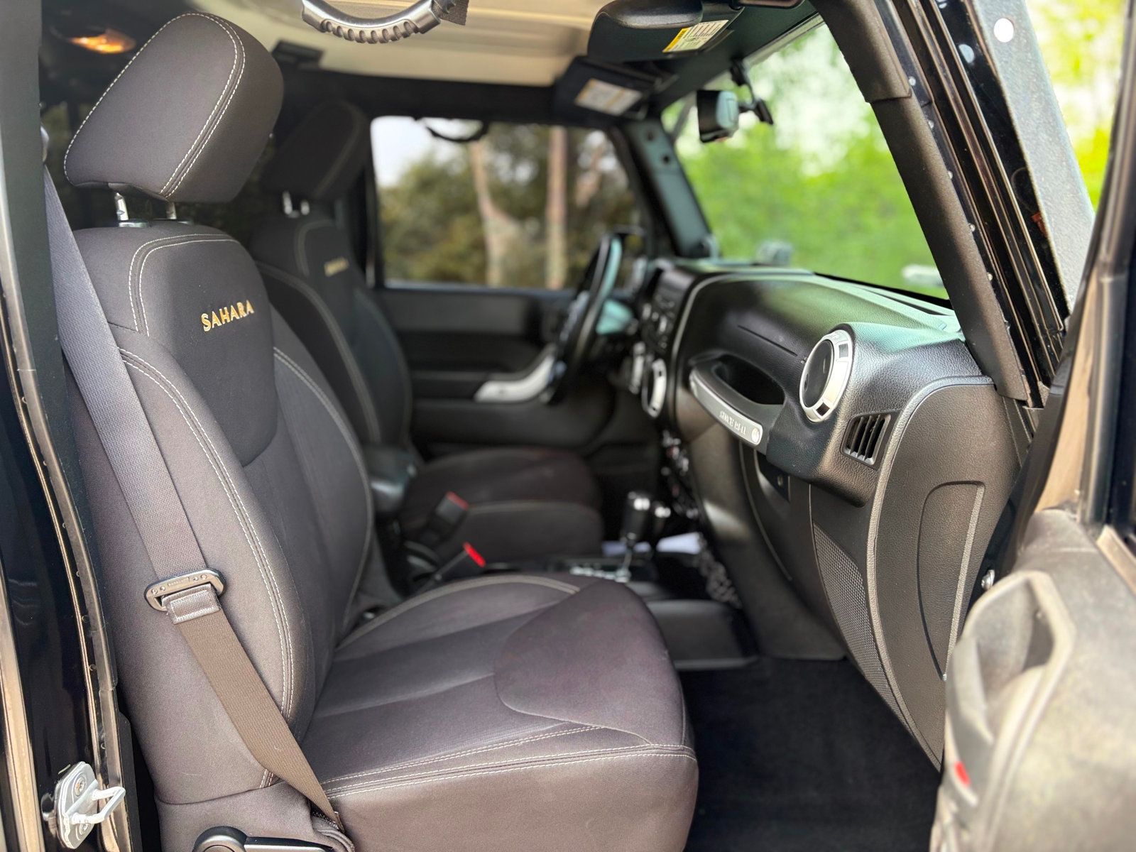 2013 Jeep Wrangler Unlimited Sahara photo 13