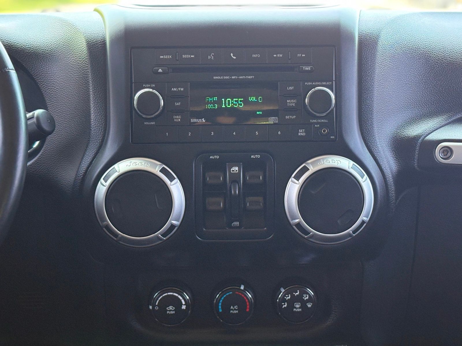 2013 Jeep Wrangler Unlimited Sahara photo 14
