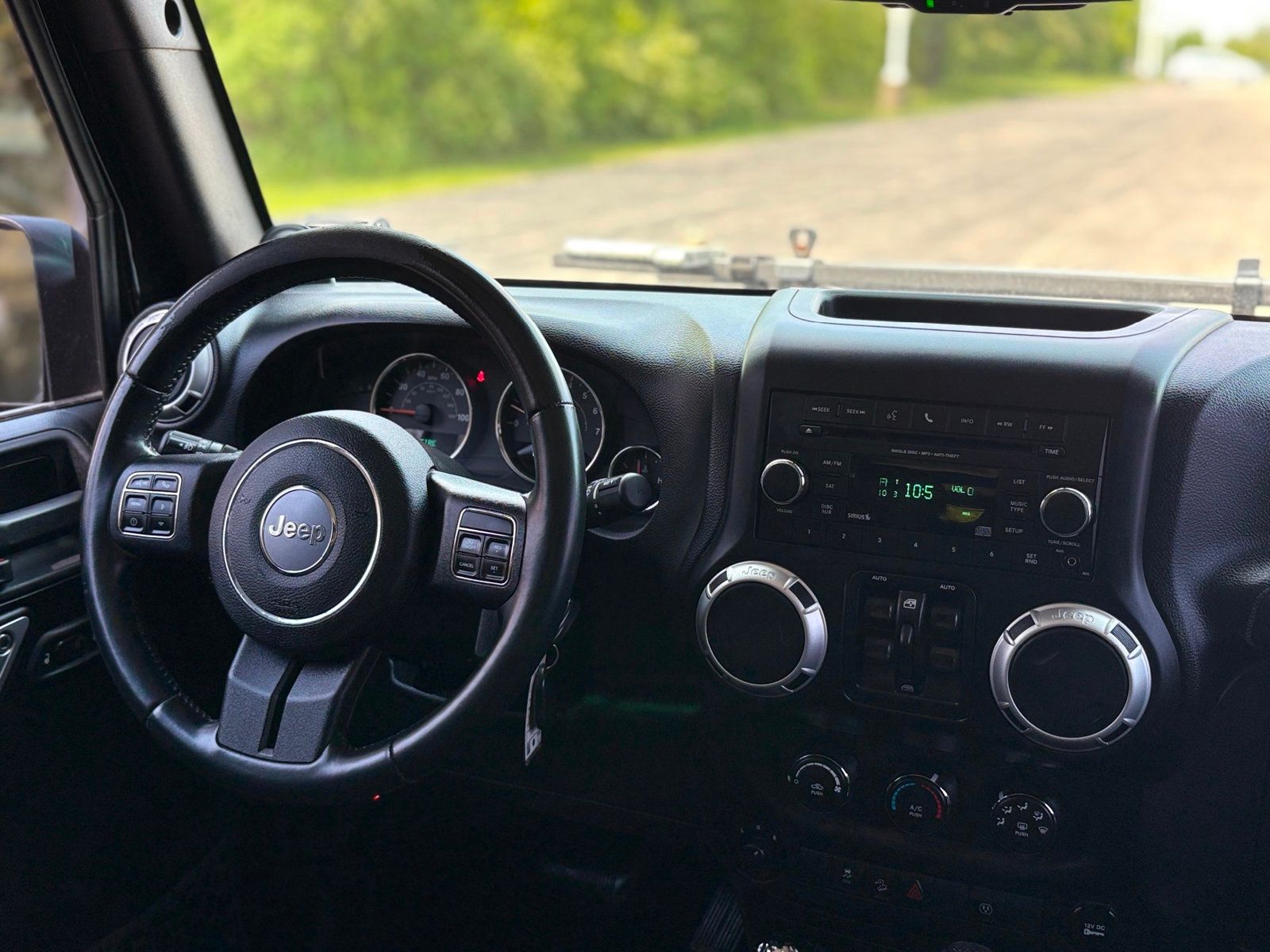 2013 Jeep Wrangler Unlimited Sahara photo 15