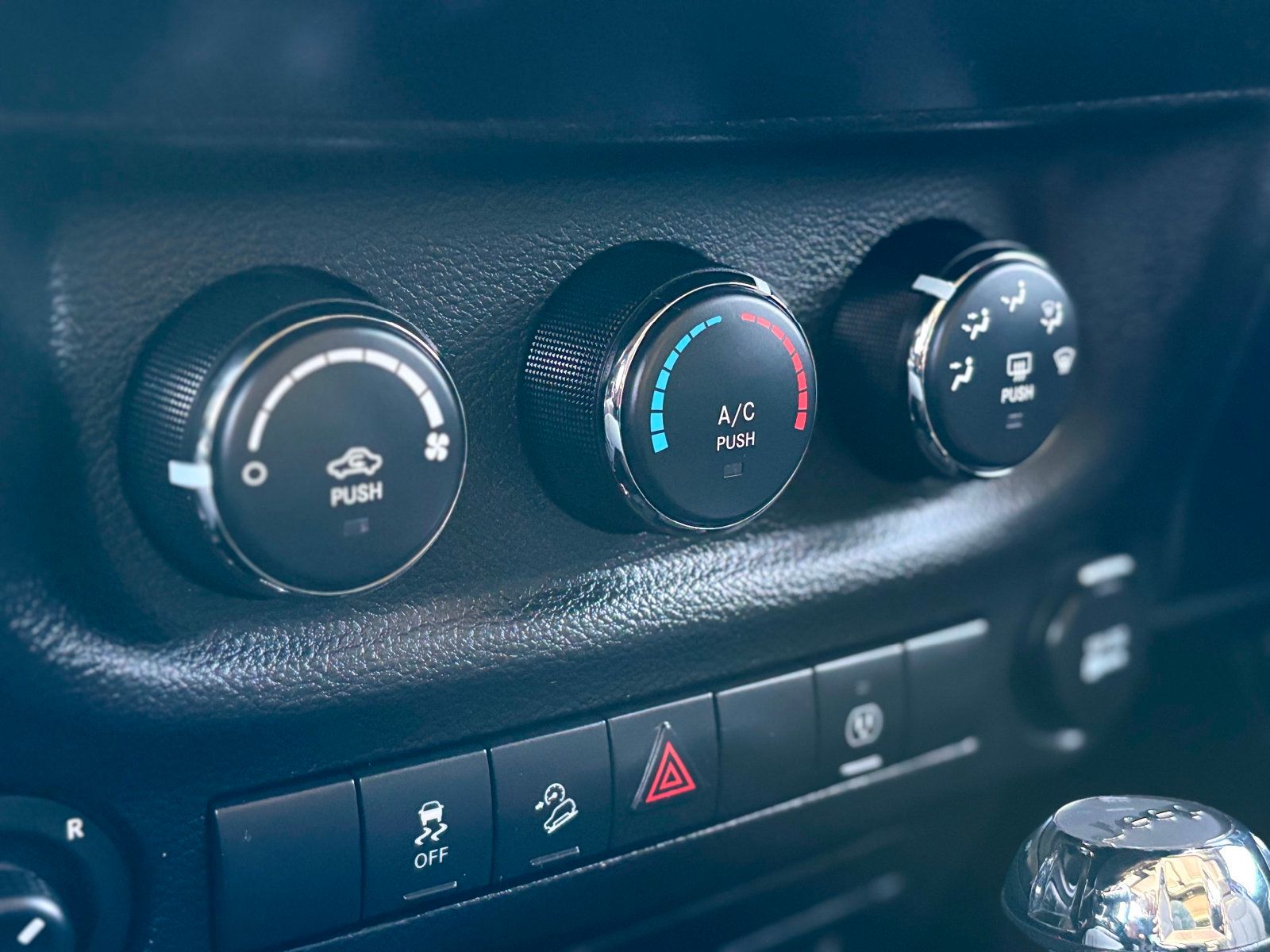 2013 Jeep Wrangler Unlimited Sahara photo 17