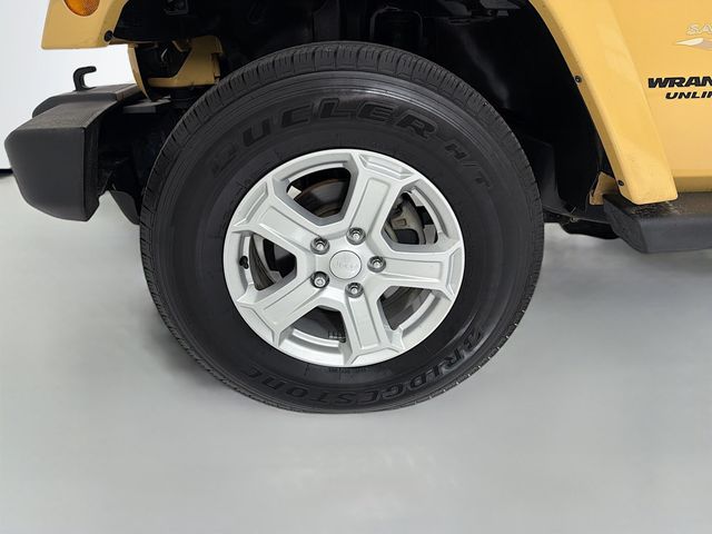 2013 Jeep Wrangler Unlimited 4WD 4dr Sahara - 22987098 - 30