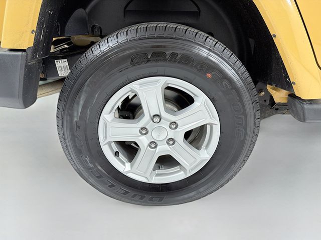 2013 Jeep Wrangler Unlimited 4WD 4dr Sahara - 22987098 - 31