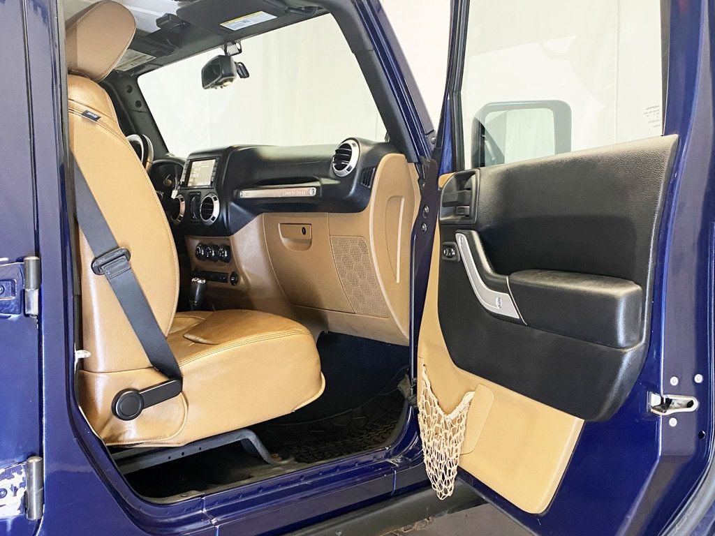 2013 Jeep Wrangler Unlimited Rubicon photo 35