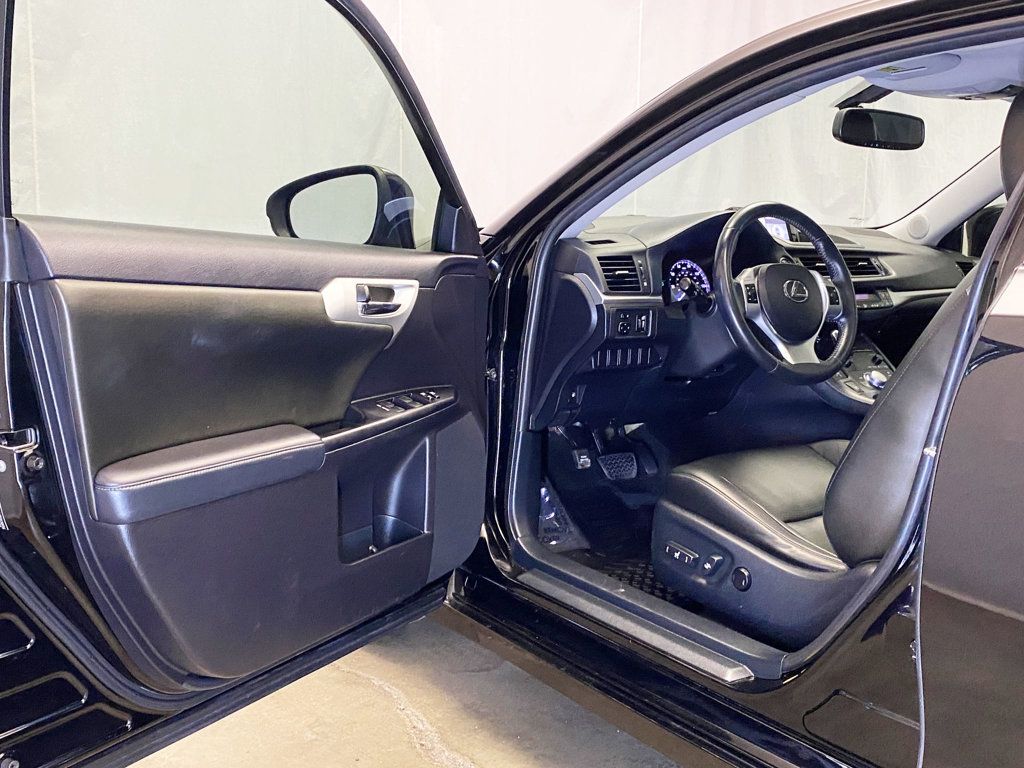 2013 Lexus CT 200h 5dr Sedan Hybrid - 22967628 - 17