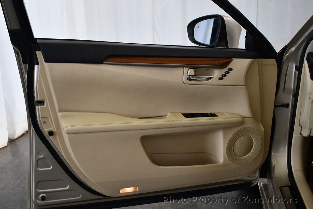 2013 Lexus ES 300h photo 10