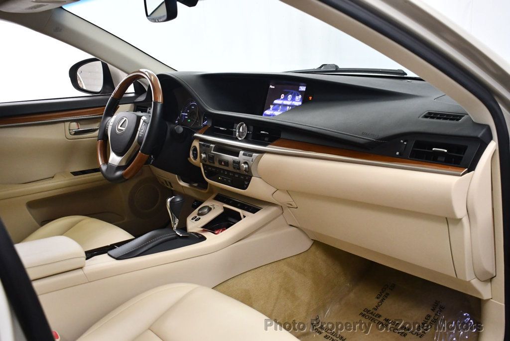 2013 Lexus ES 300h photo 13