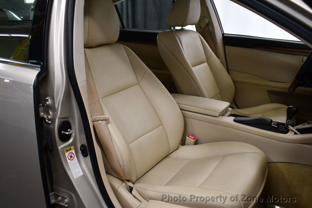 2013 Lexus ES 300h photo 14