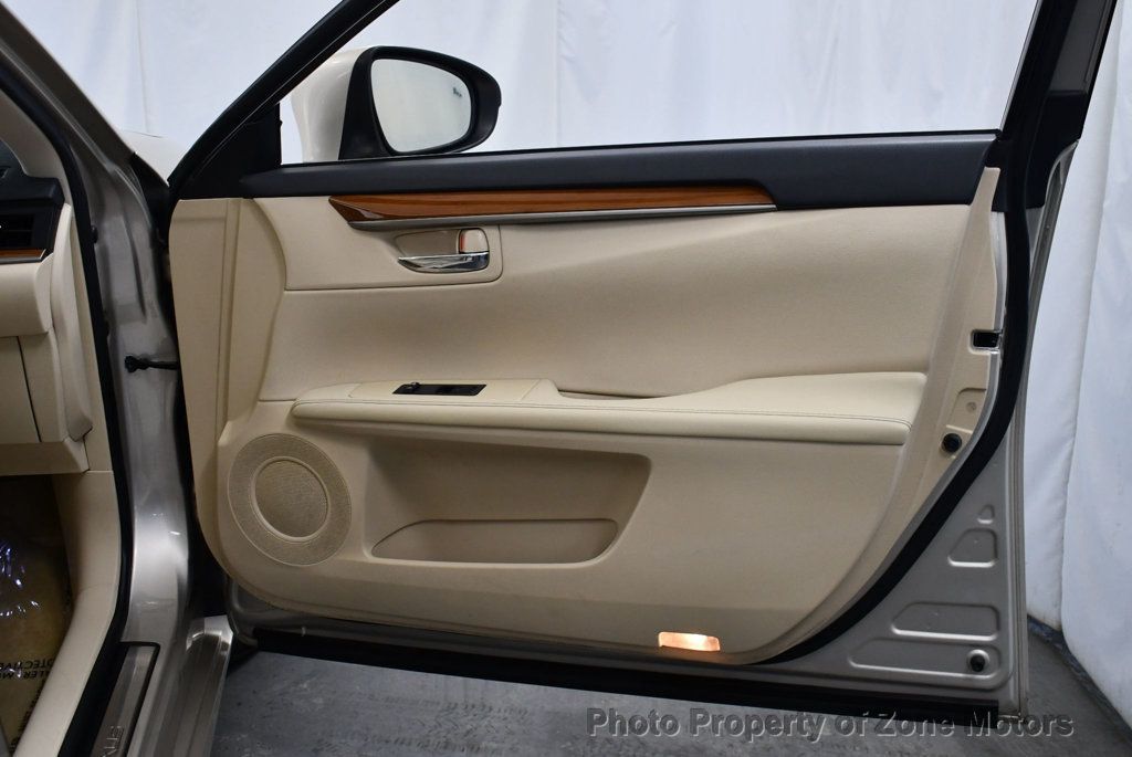 2013 Lexus ES 300h photo 17