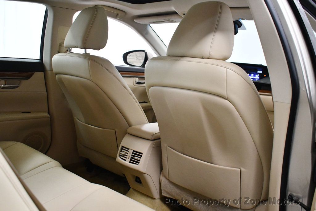 2013 Lexus ES 300h photo 18