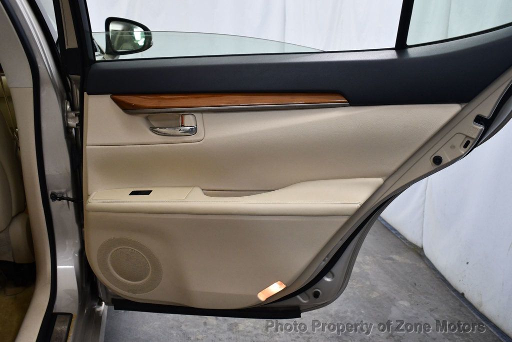2013 Lexus ES 300h photo 19