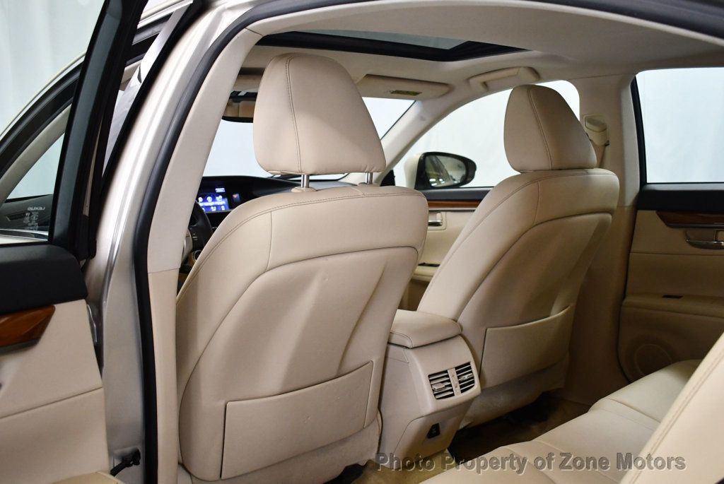 2013 Lexus ES 300h photo 21