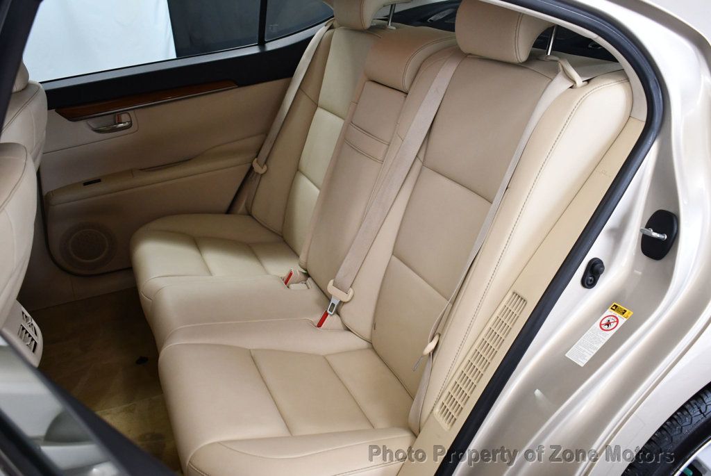 2013 Lexus ES 300h photo 22
