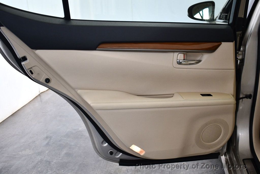 2013 Lexus ES 300h photo 23