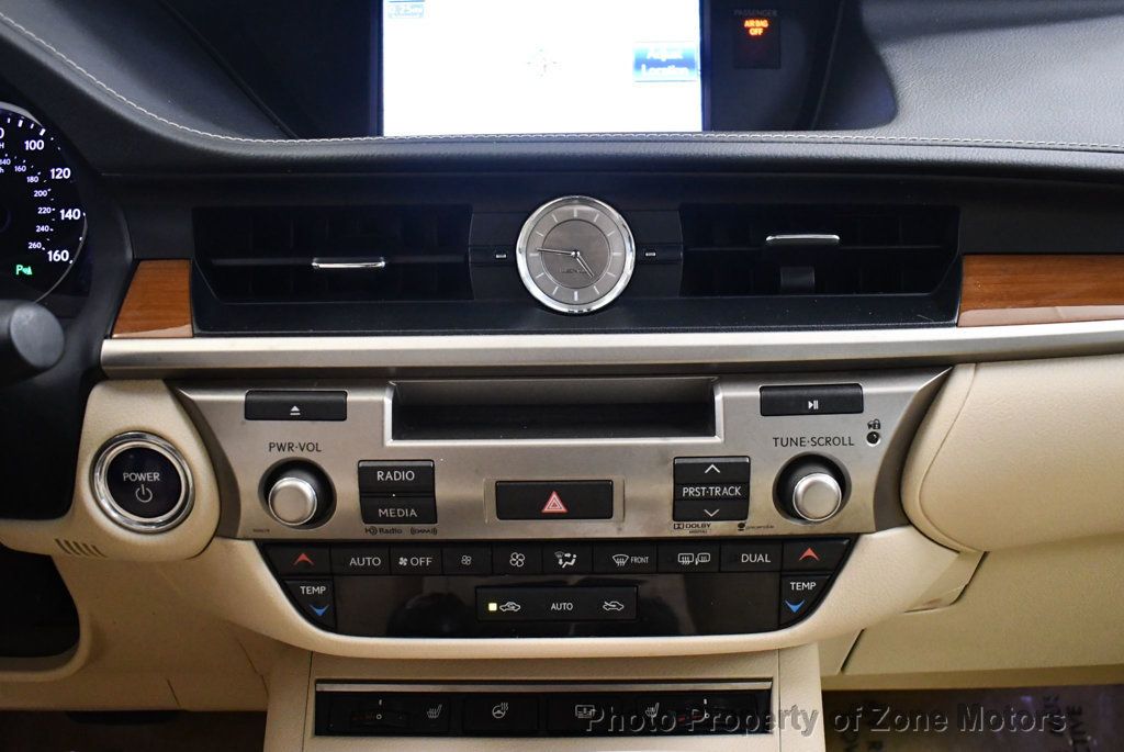 2013 Lexus ES 300h photo 25