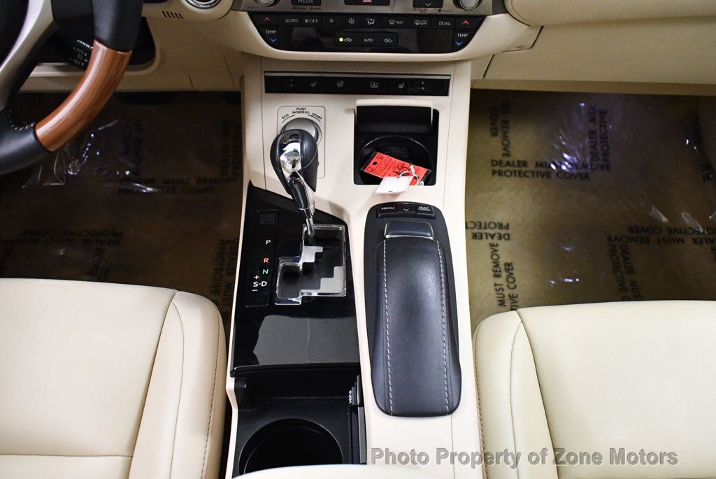 2013 Lexus ES 300h photo 26