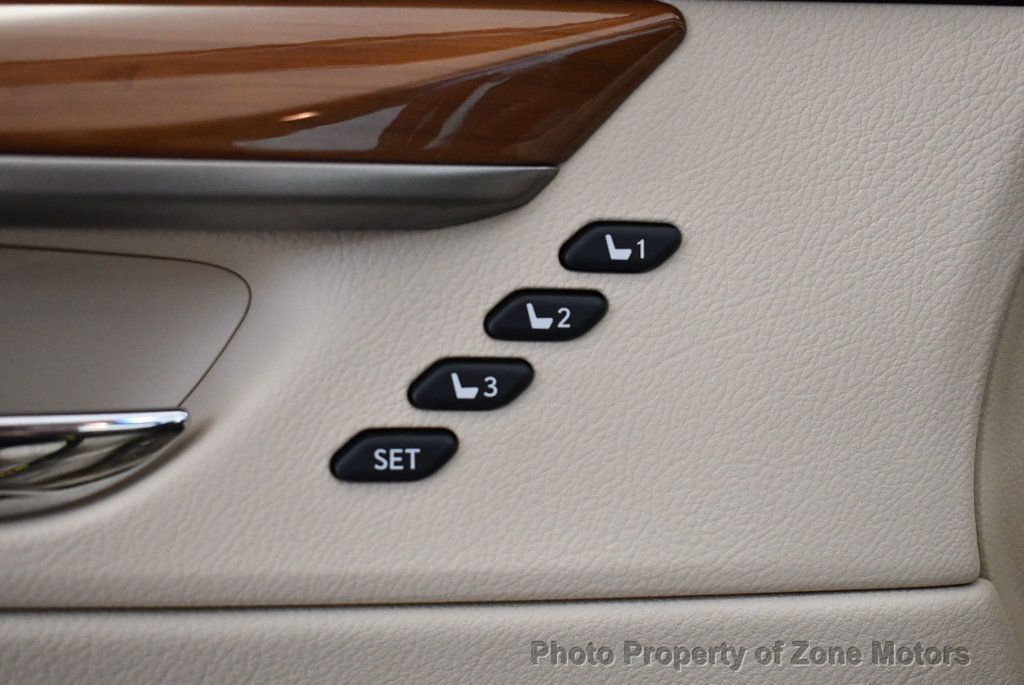 2013 Lexus ES 300h photo 29