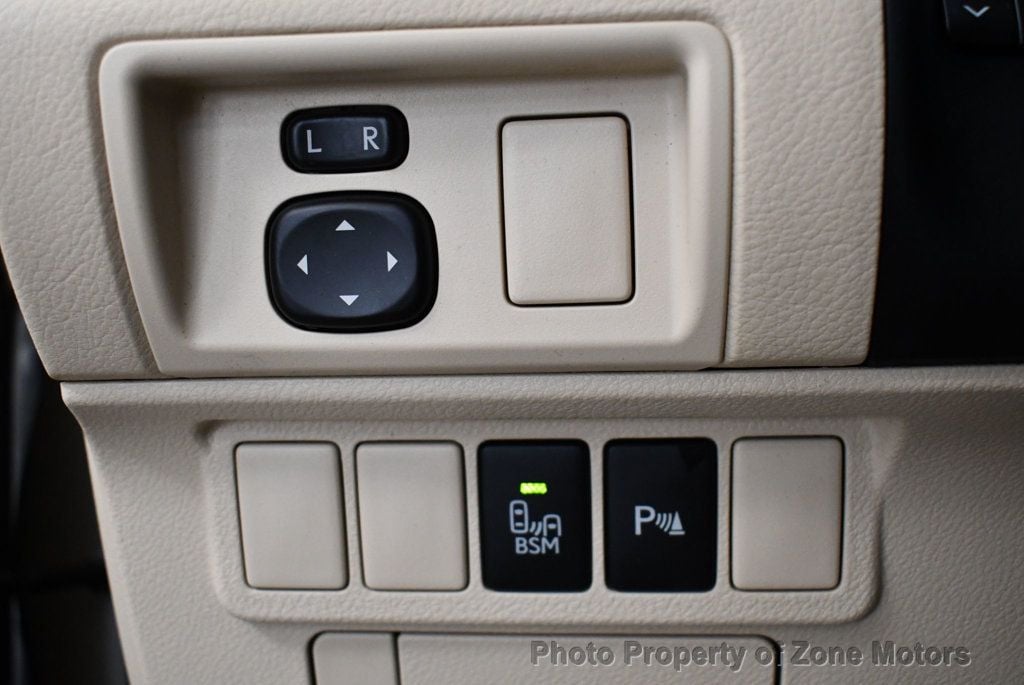 2013 Lexus ES 300h photo 30
