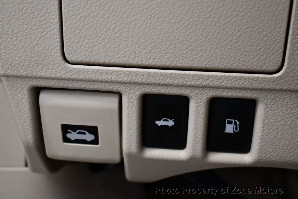 2013 Lexus ES 300h photo 31