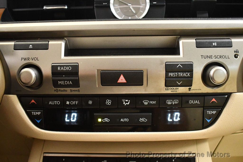 2013 Lexus ES 300h photo 40