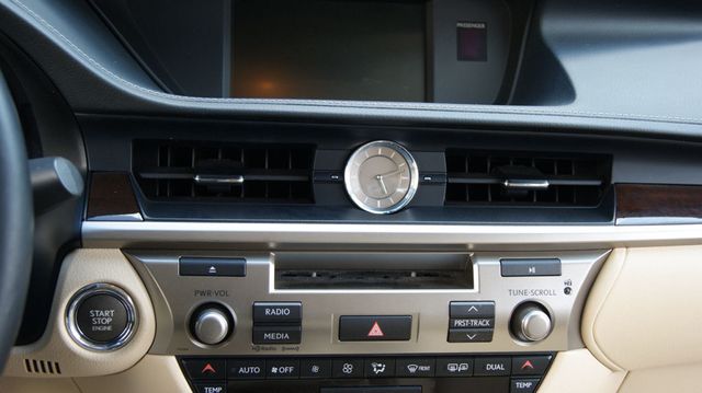 2013 Lexus ES 350 JUST SERVICED, VERY CLEAN INSIDE AND OUT  - 22886708 - 17