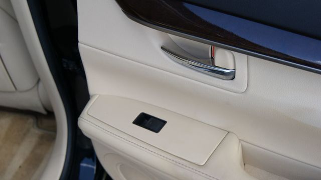 2013 Lexus ES 350 JUST SERVICED, VERY CLEAN INSIDE AND OUT  - 22886708 - 35