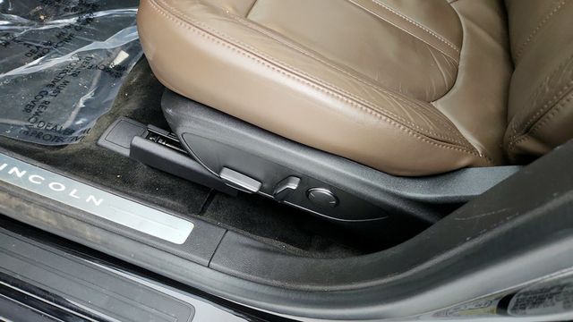 2013 Lincoln MKZ 4dr Sedan AWD with Power Moonroof, Equipment 101A & 19'' Wheels - 22951244 - 11