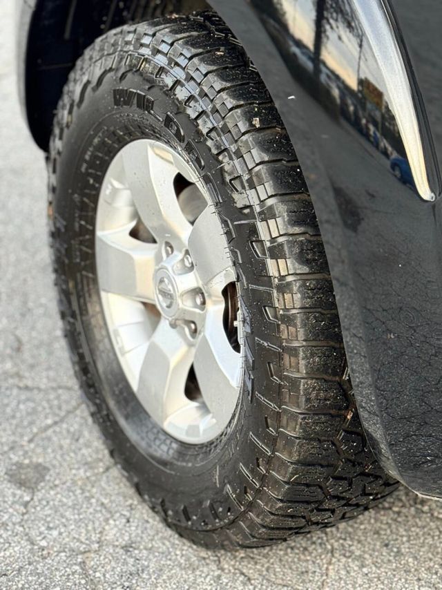 2013 Nissan Frontier 2WD Crew Cab SWB Automatic SV - 22954970 - 13