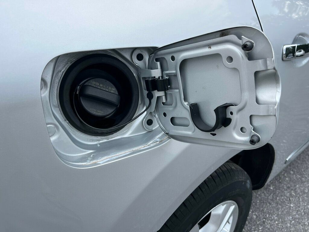 2013 Nissan Rogue SV photo 21