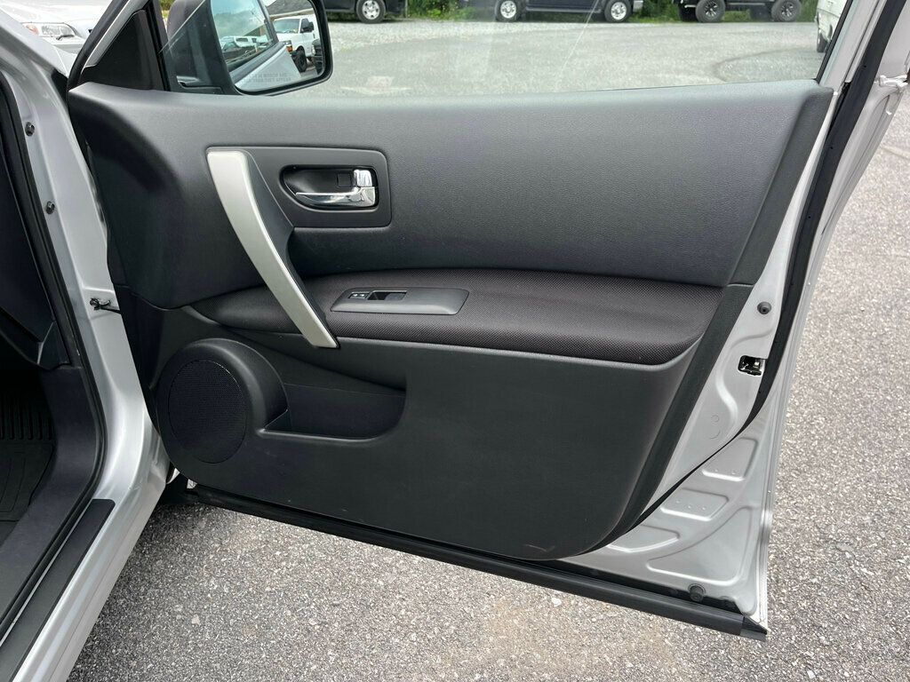 2013 Nissan Rogue SV photo 28