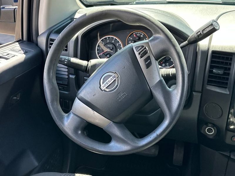 2013 Nissan Titan SV photo 14