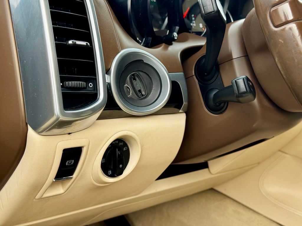 2013 Porsche Cayenne Base Trim - 23025609 - 9