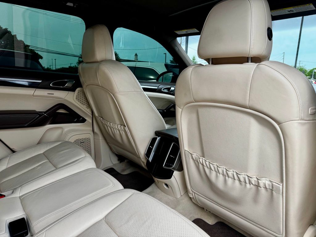2013 Porsche Cayenne Base Trim - 23025609 - 16
