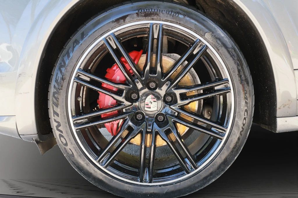 2013 Porsche Cayenne GTS photo 12