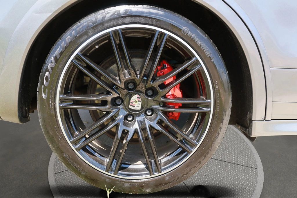 2013 Porsche Cayenne GTS photo 15