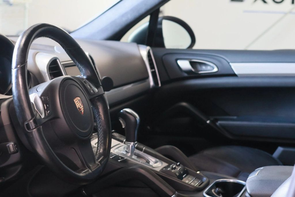 2013 Porsche Cayenne GTS photo 16