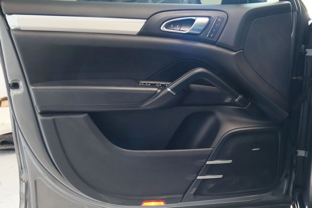 2013 Porsche Cayenne GTS photo 18