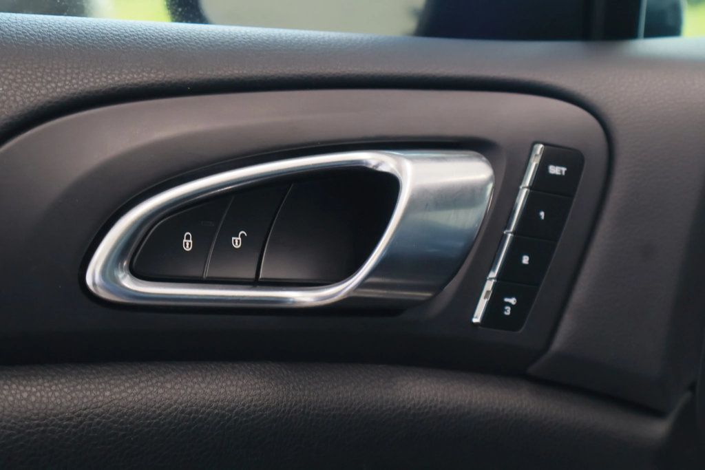 2013 Porsche Cayenne GTS photo 19