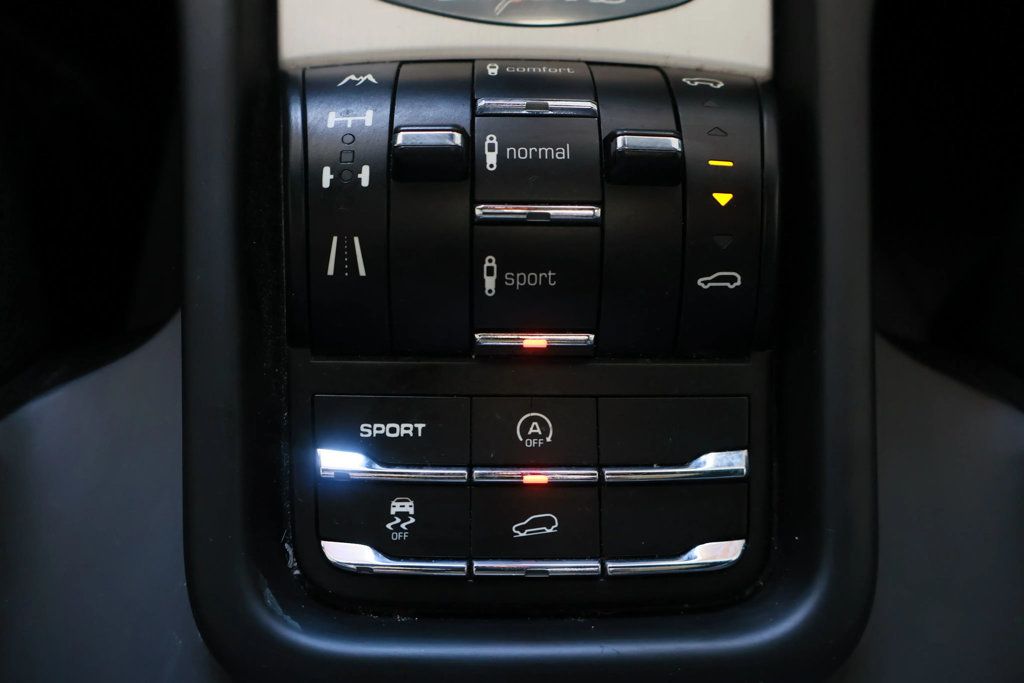 2013 Porsche Cayenne GTS photo 37