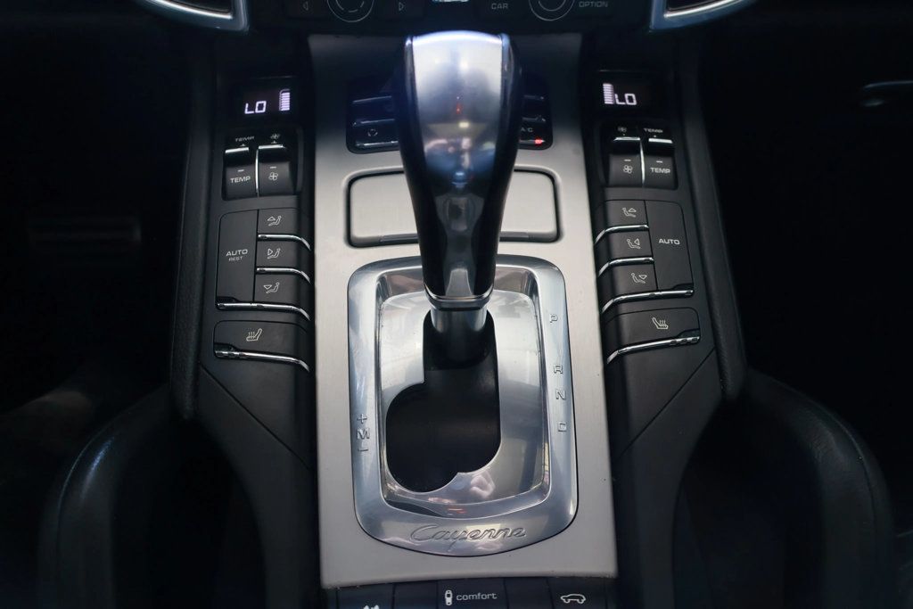 2013 Porsche Cayenne GTS photo 38