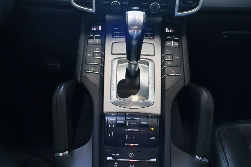 2013 Porsche Cayenne GTS photo 39