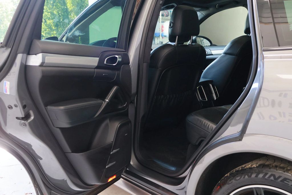 2013 Porsche Cayenne GTS photo 45