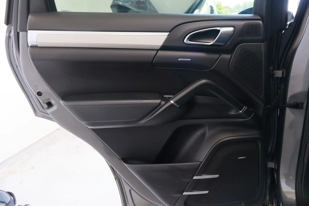 2013 Porsche Cayenne GTS photo 46